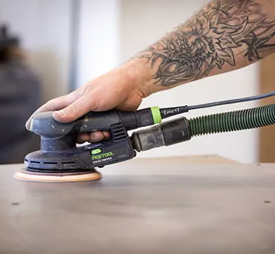 Schuren met de accu-excenterschuurmachine van Festool