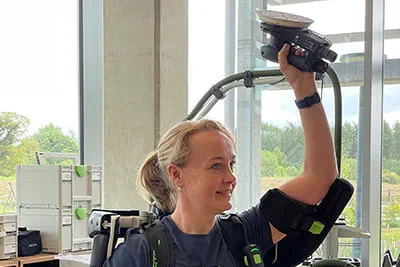 Mel Freywald met exoskelet