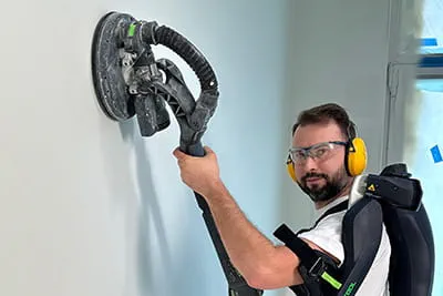 Maciej Hdy met exoskelet