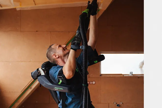 Karl Preisser met exoskelet