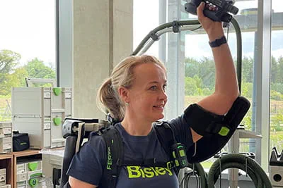Mel Freywald avec exosquelette