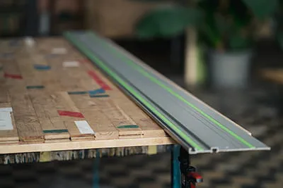 Een parkettafel en de Geleiderail van Festool