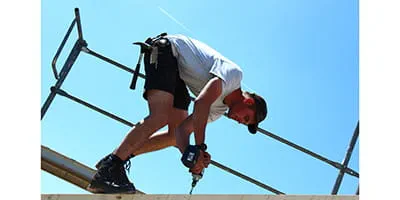 Een timmerman in actie met de accu-schroefboormachine DRC 18/4 van Festool.