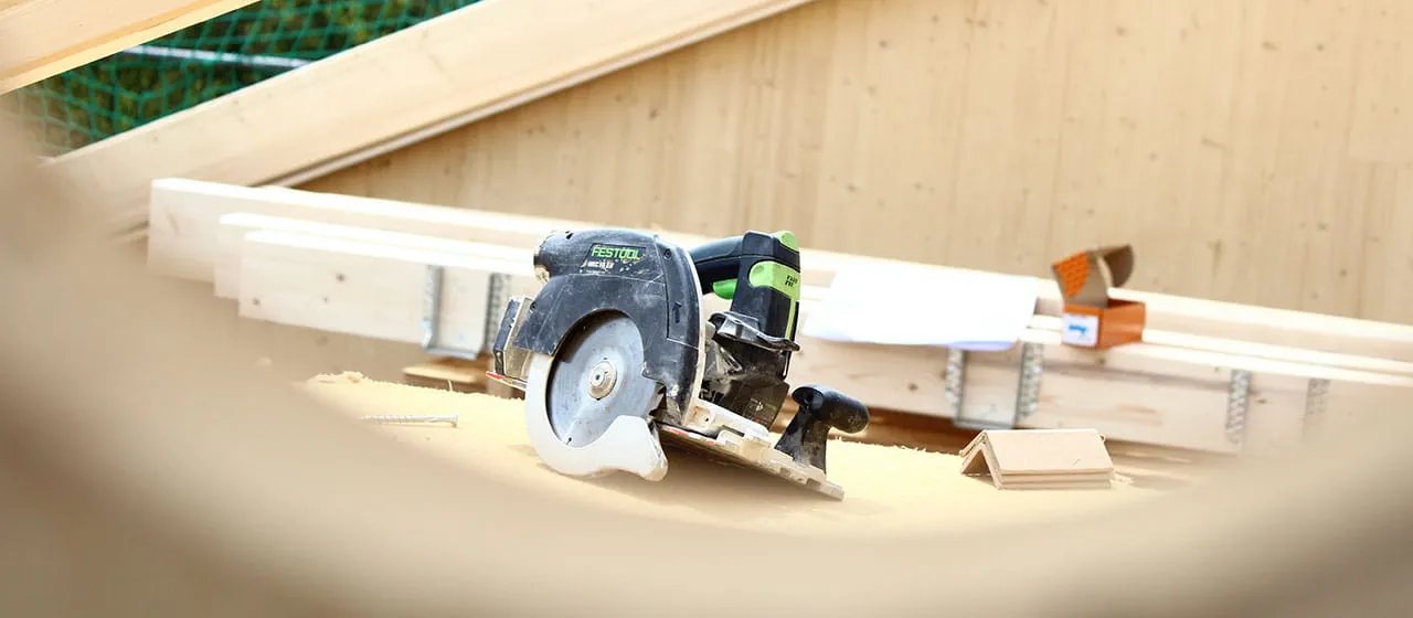 De Festool accu-pendelkapzaag HKC 55 in actie