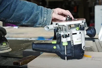 Laura Kampf met de accudecoupeerzaag PSC 420 van Festool.