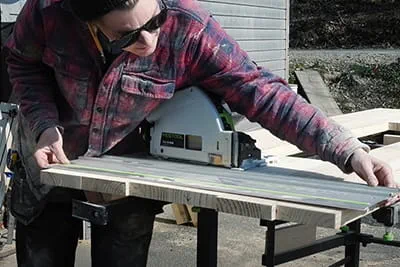 Maker Laura Kampf gebruikt de Festool TSC 55 Accu-invalcirkelzaag met Geleiderail van Festool.