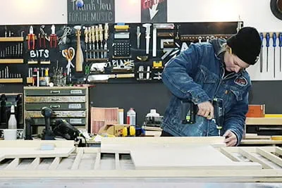 Laura Kampf in haar atelier in de buurt van Keulen.
