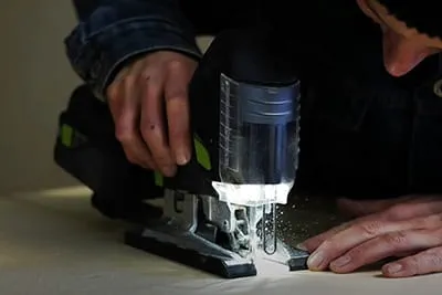 Laura Kampf met de accudecoupeerzaag PSC 420 van Festool.