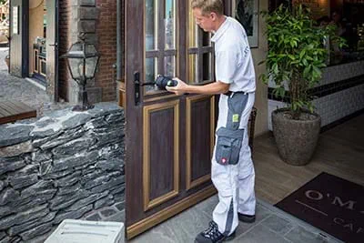 Schuurwerkzaamheden met de accu-schuurmachine