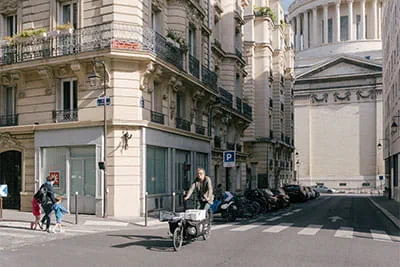 Avec son vélo cargo, «L'ébéniste à vélo » file à toute allure dans les rues encombrées du centre de Paris pour se rendre chez une cliente, non loin du Panthéon.