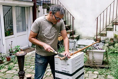 Une fois empilés, les Systainer forment un « établi » génial. Genty peut même fixer avec des serre-joints la barre de bois cylindrique à travailler sur le plan de travail MDF perforé.