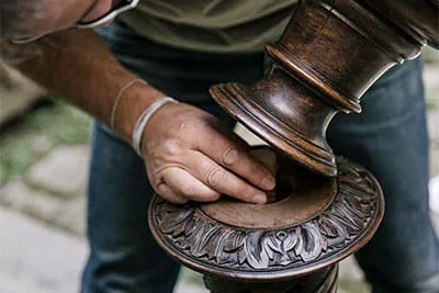 Philippe Genty restaure le socle en bois ancien et assemble dans les règles de l'art le tenon et la mortaise réparés.