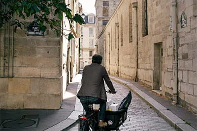 Philippe Genty enfourche son vélo, nous fait un signe amical et prend la route pour se rendre chez son prochain client.