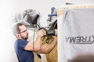 De wanden van de prefabwoningen worden bewerkt met de Festool-gereedschappen.