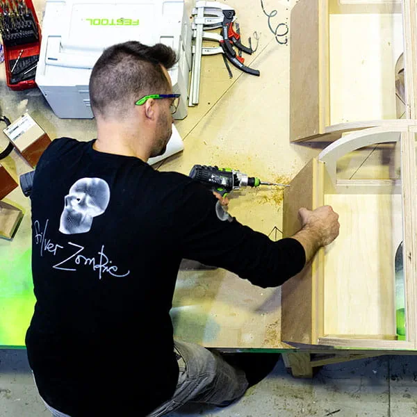 Visser avec la perceuse-visseuse compacte sans fil de Festool