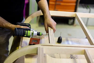 Travailler le bois avec une perceuse-visseuse sans fil