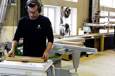 Travailler dans l'atelier de menuiserie