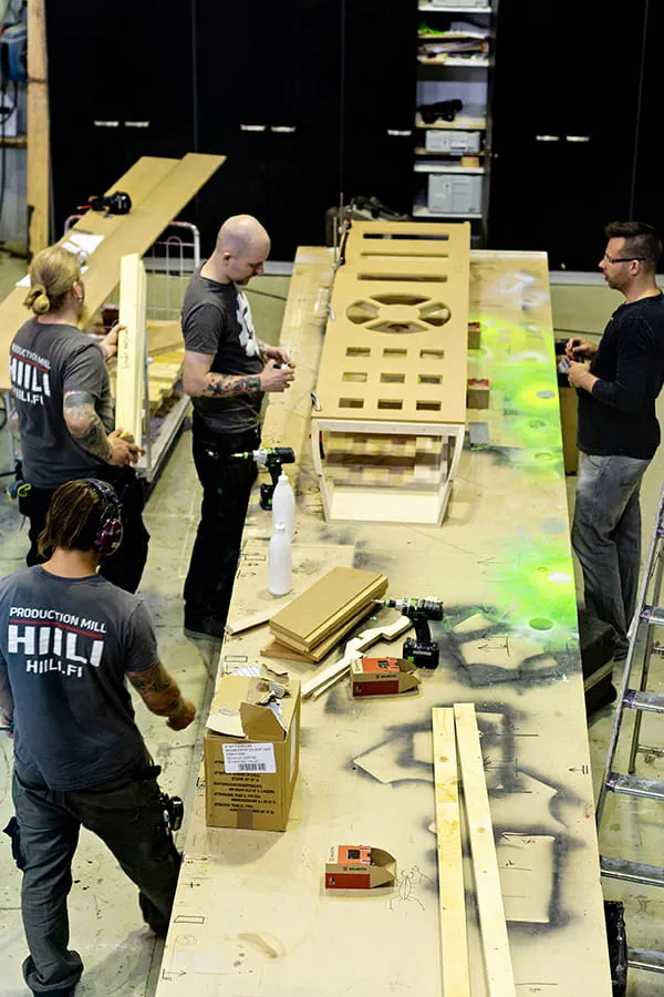 Construction du décor en bois