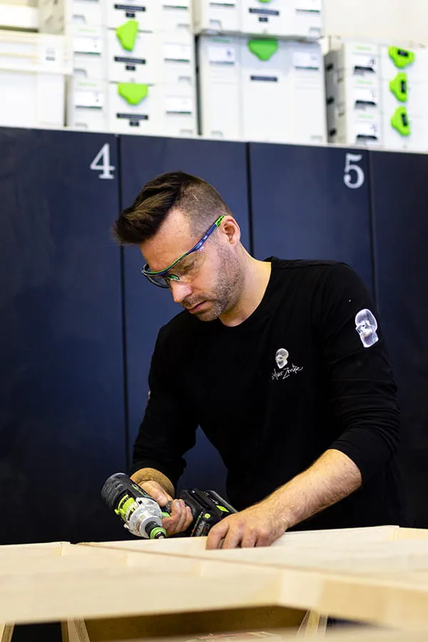 Travailler le bois avec une perceuse-visseuse sans fil