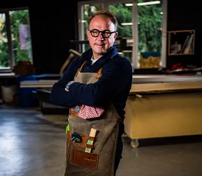 Al lang voor deze professionele ommezwaai in 2015, was Nicolas gepassioneerd door het bewerken van hout. 