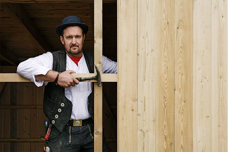 Meestertimmerman Daniel Poguntke is voor zijn klanten op de bouwplaatsen en in de werkplaats voortdurend mobiel aan het werk.