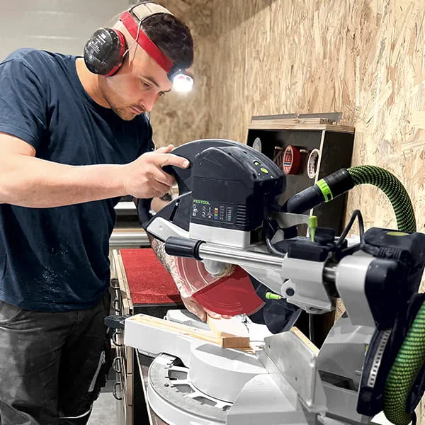 Dorian Groitier werkt aan zijn project
