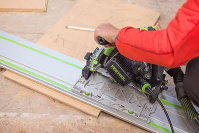Stukken hout worden op maat gezaagd met de Festool handcirkelzaag