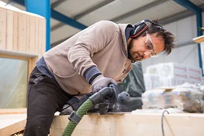 De stukken hout worden bewerkt met de Festool schaafmachine
